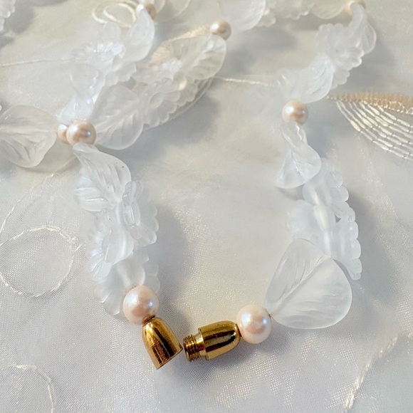 Vintage Avon 80s Jardinia Frosted Floral Pearl Accent Necklace Cottagecore 161 - Picture 11 of 13